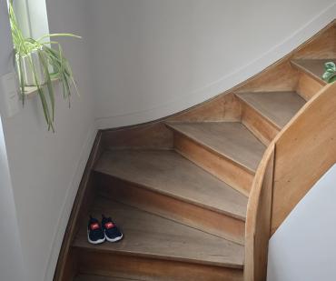 Escalier en bois avant la pose du tapis à Wavre